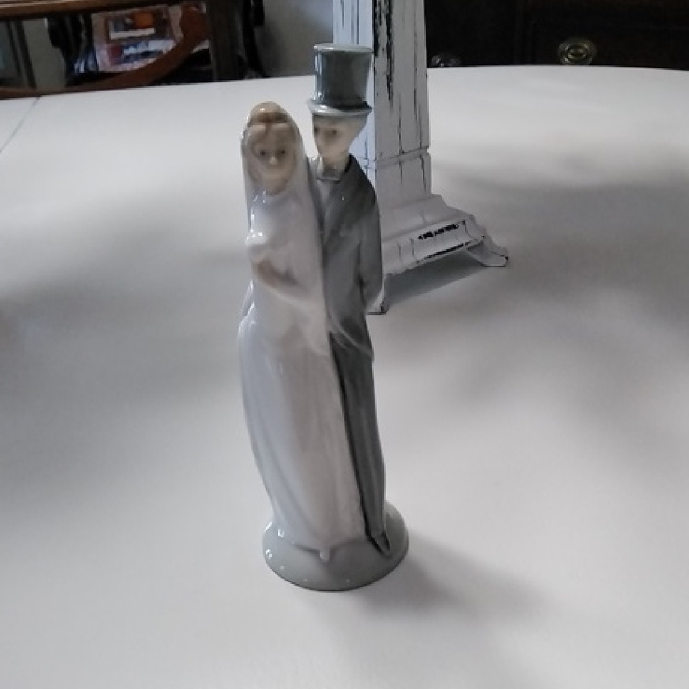 Elegant Llardo Bride and Groom Figurine